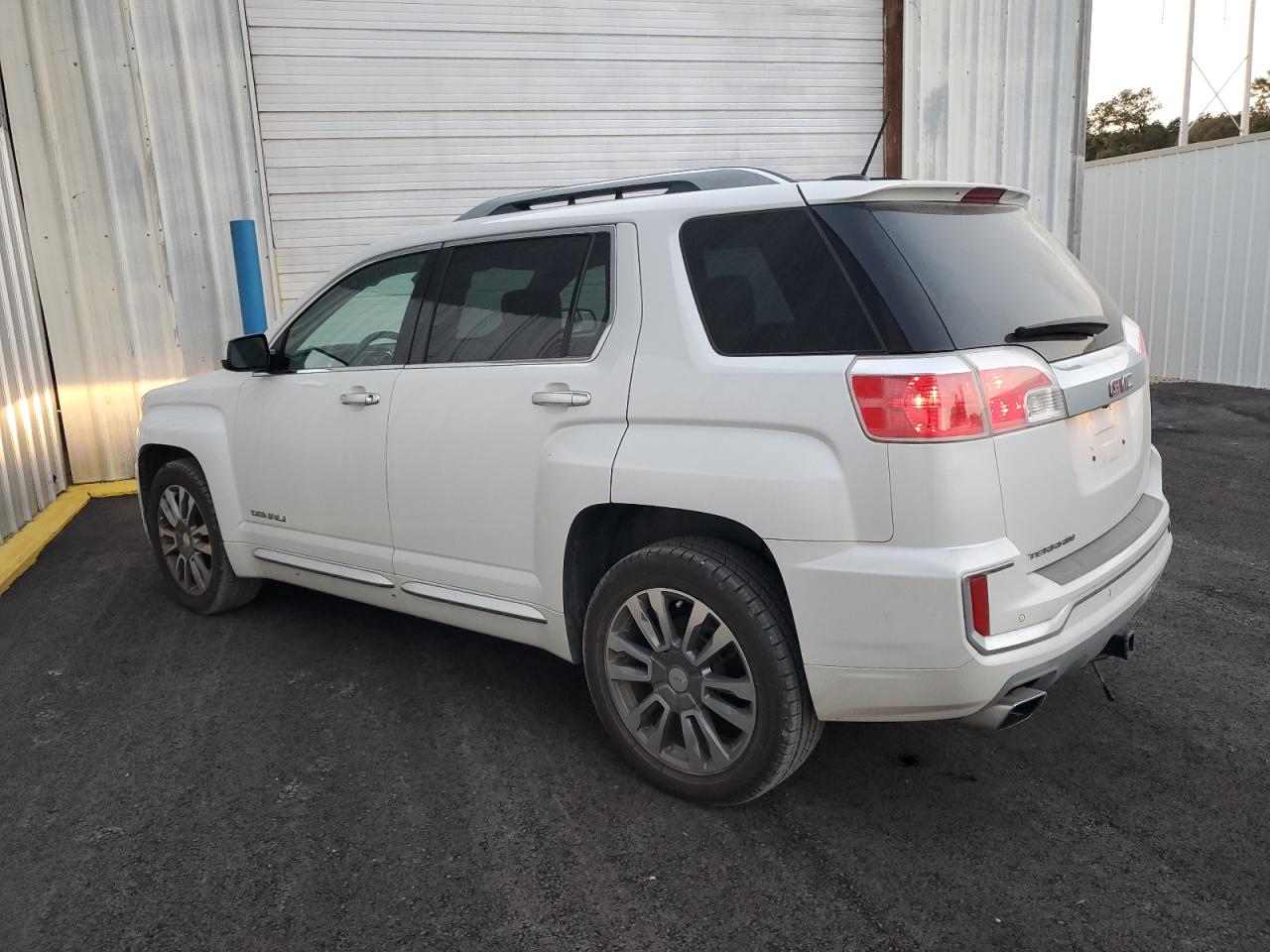 VIN 2GKFLRE31H6165491 2017 GMC TERRAIN no.2