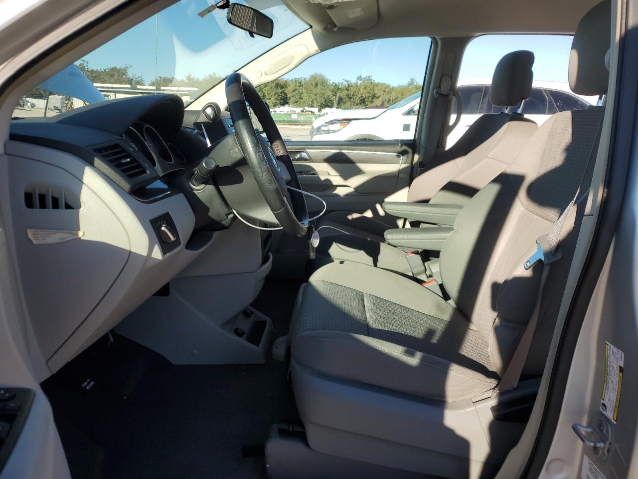 2010 Volkswagen Routan - Image 7