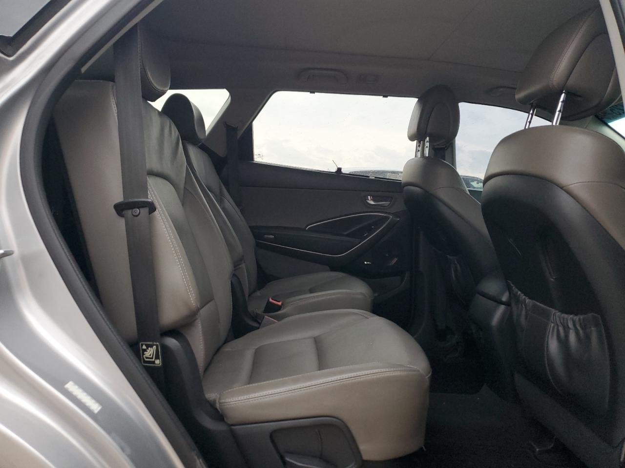 2016 Hyundai Santa Fe - Image 11