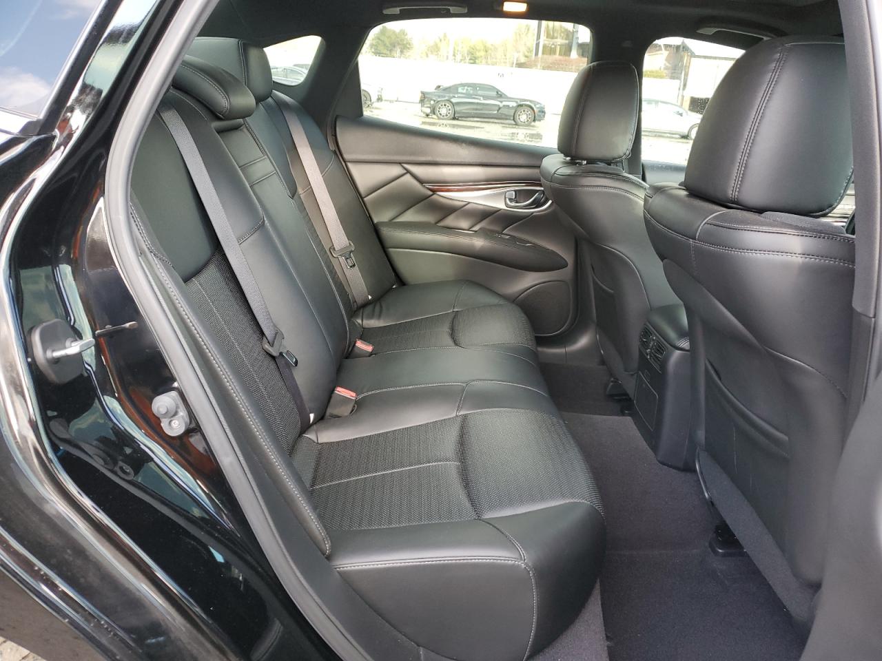 2017 Infiniti Q70 - Image 10