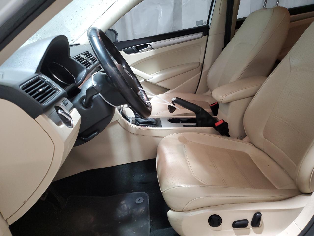 2019 Volkswagen Passat - Image 7