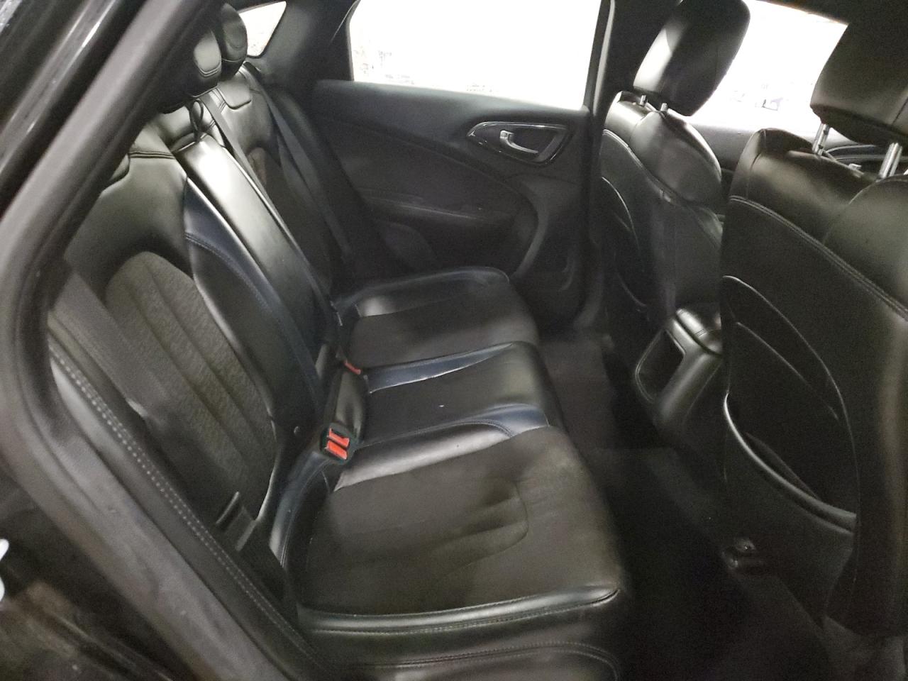 2015 Chrysler 200 - Image 10