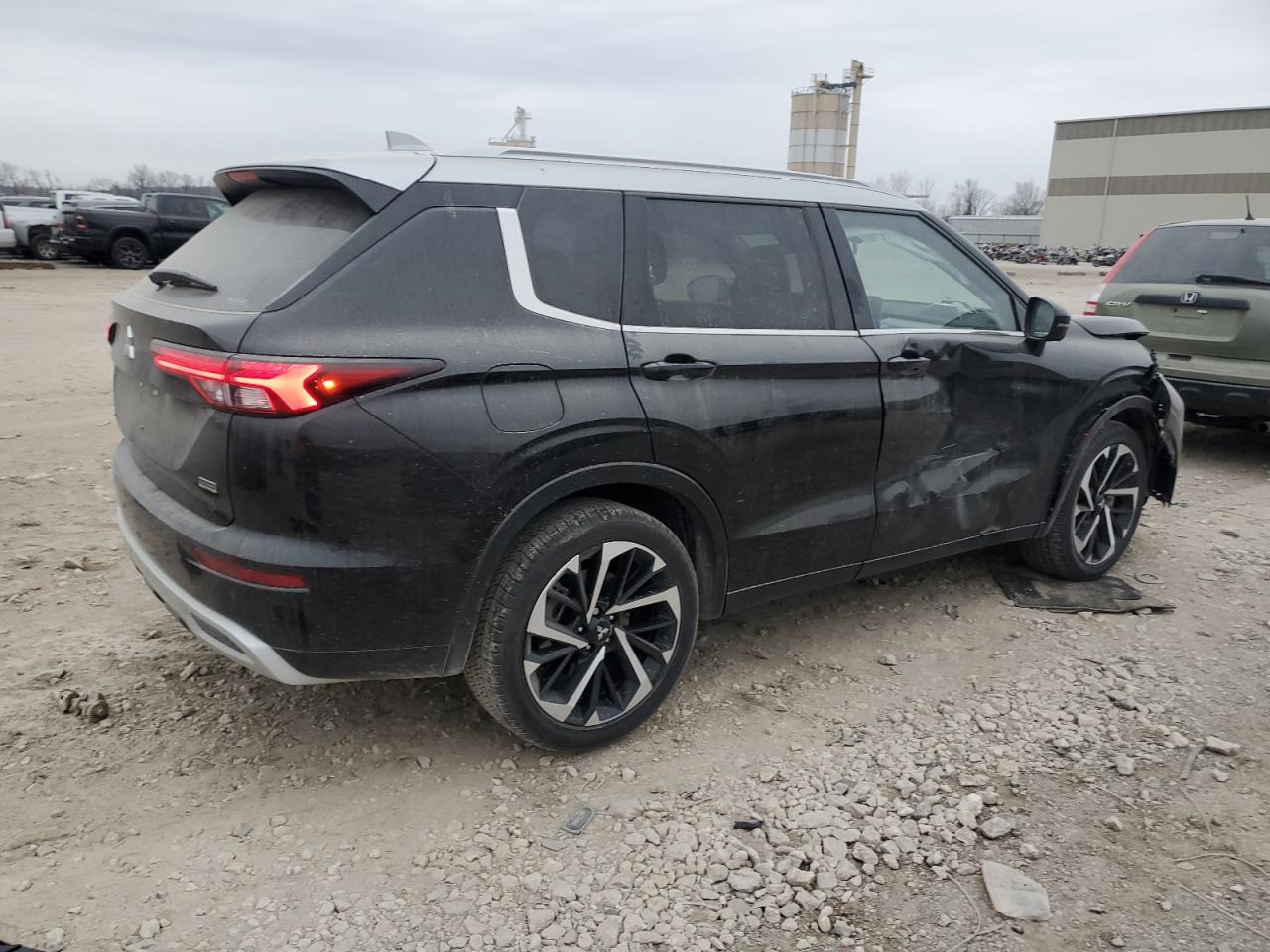 2024 Mitsubishi Outlander - Image 3