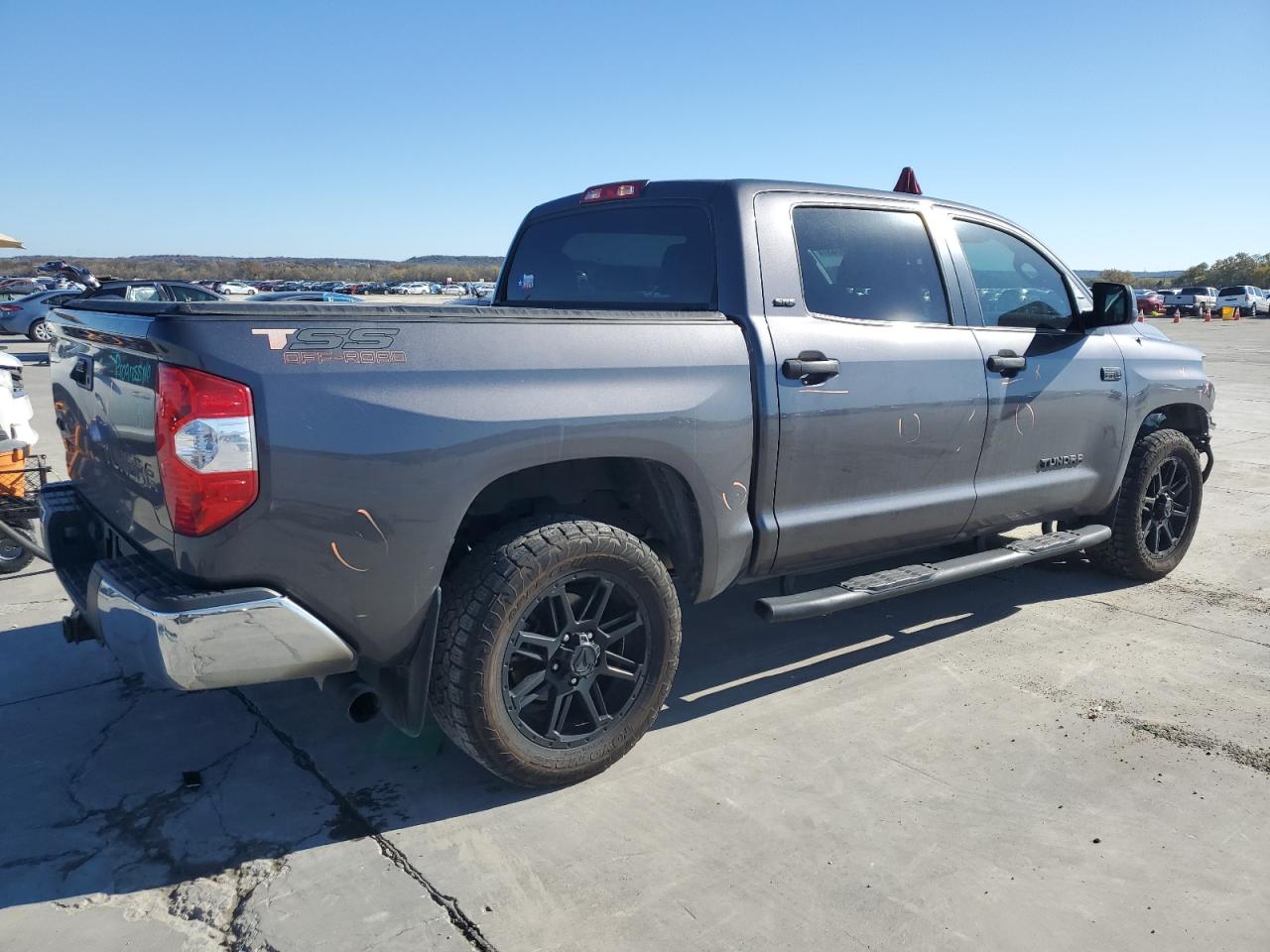 VIN 5TFDW5F1XJX699577 2018 TOYOTA TUNDRA no.3