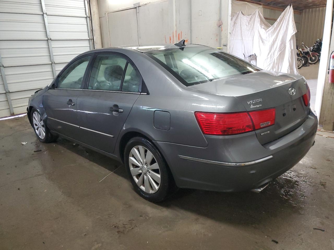 2010 Hyundai Sonata - Image 2