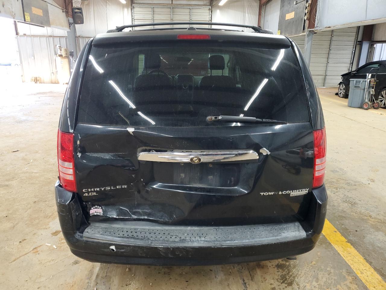 2010 Chrysler Town & Country - Image 6
