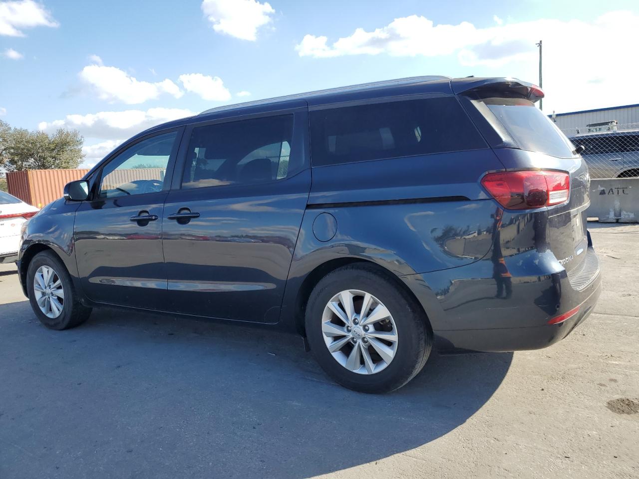 2016 Kia Sedona - Image 2