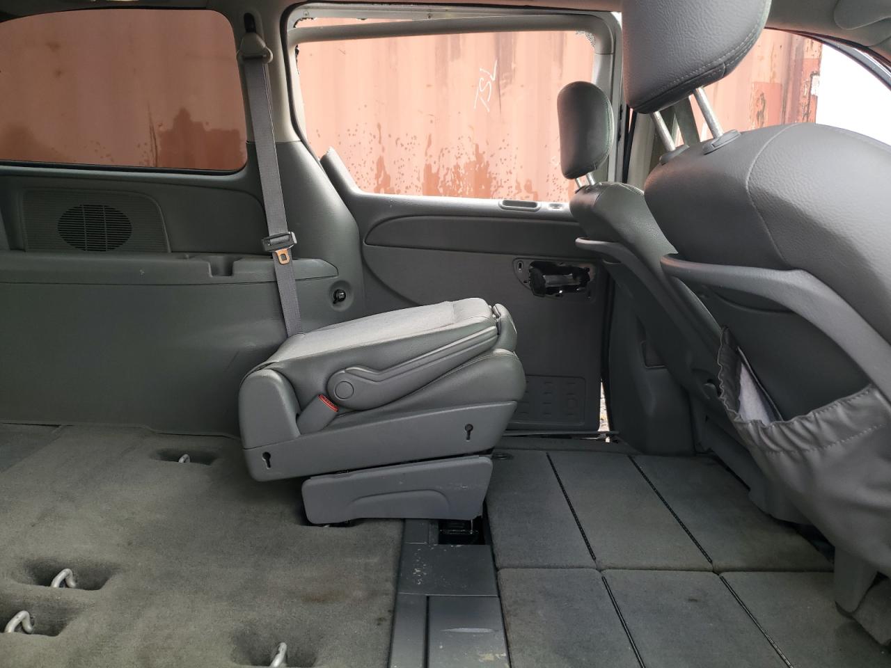 2006 Chrysler Town & Country - Image 11