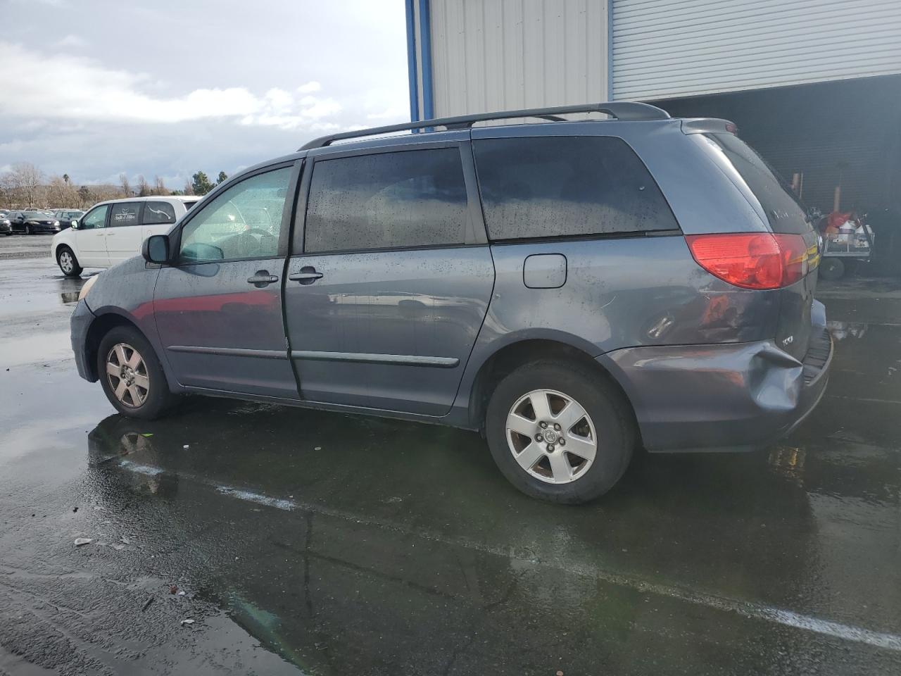 2007 Toyota Sienna - Image 2