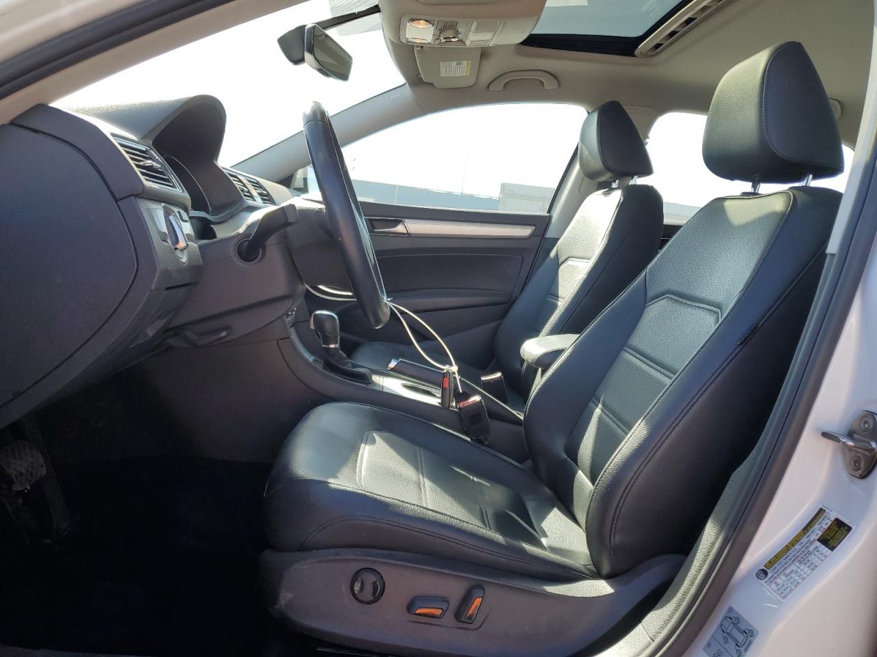 2019 Volkswagen Passat - Image 7
