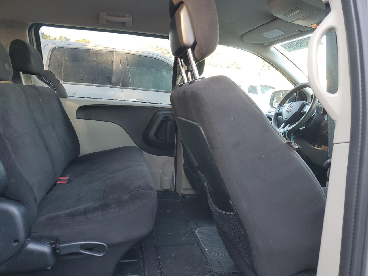 2012 Dodge Caravan - Image 11
