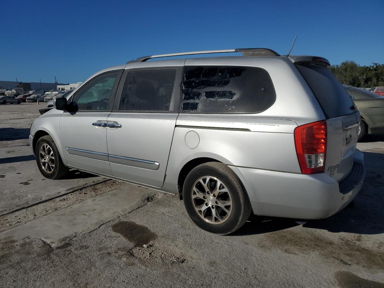 2014 Kia Sedona - Image 2