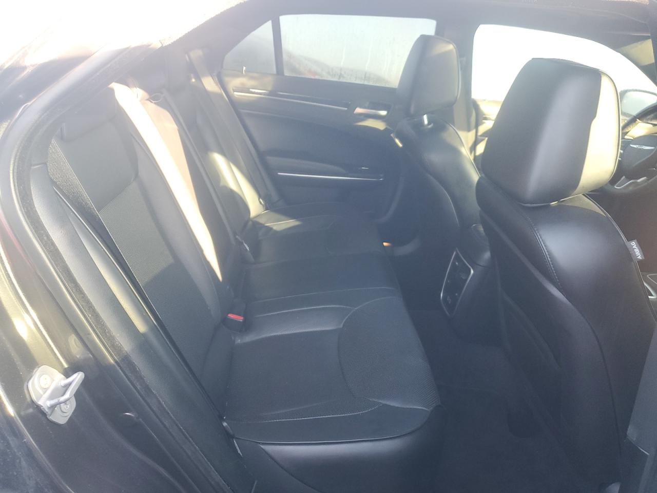 2017 Chrysler 300 - Image 10
