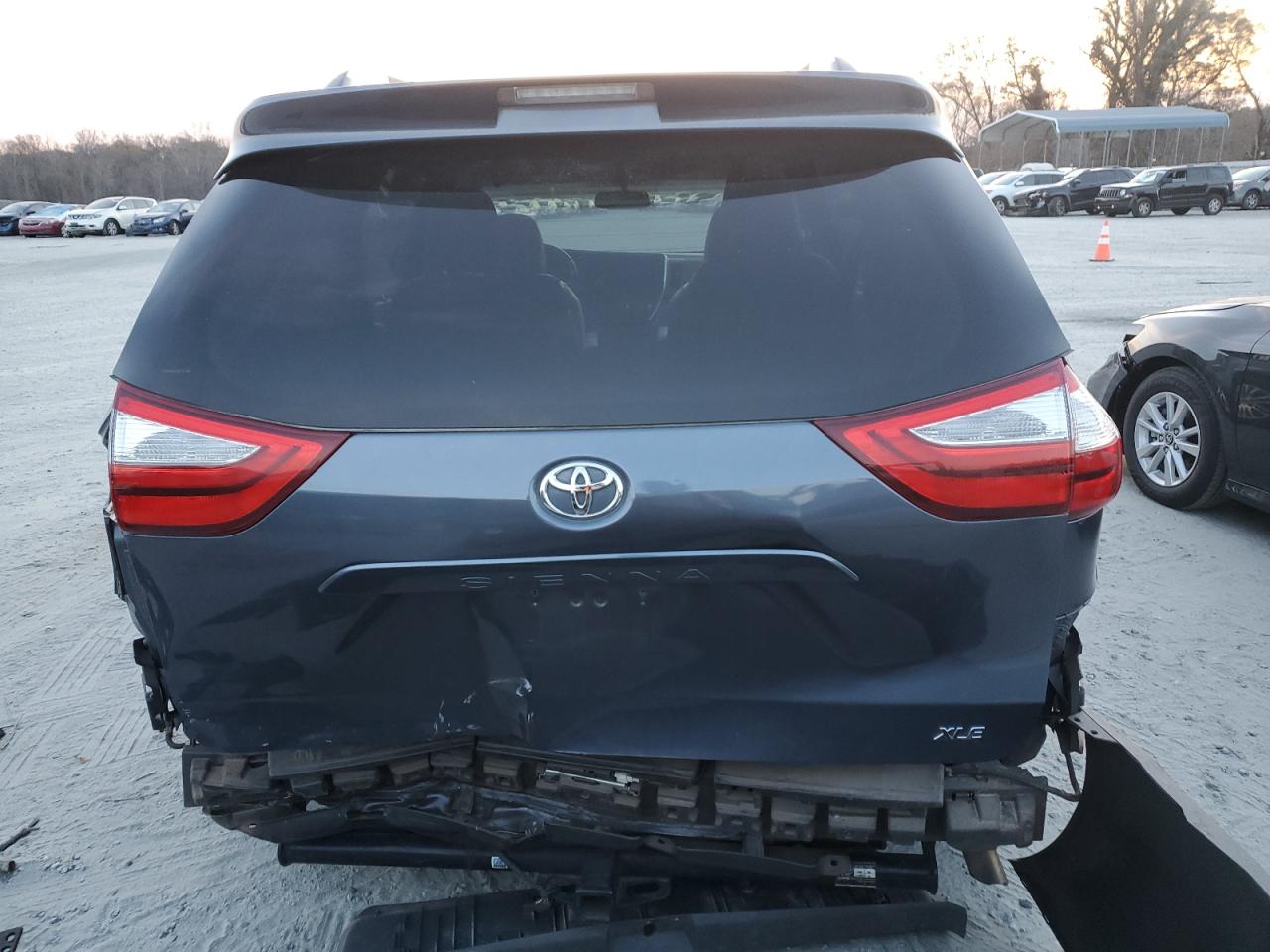 2016 Toyota Sienna - Image 6