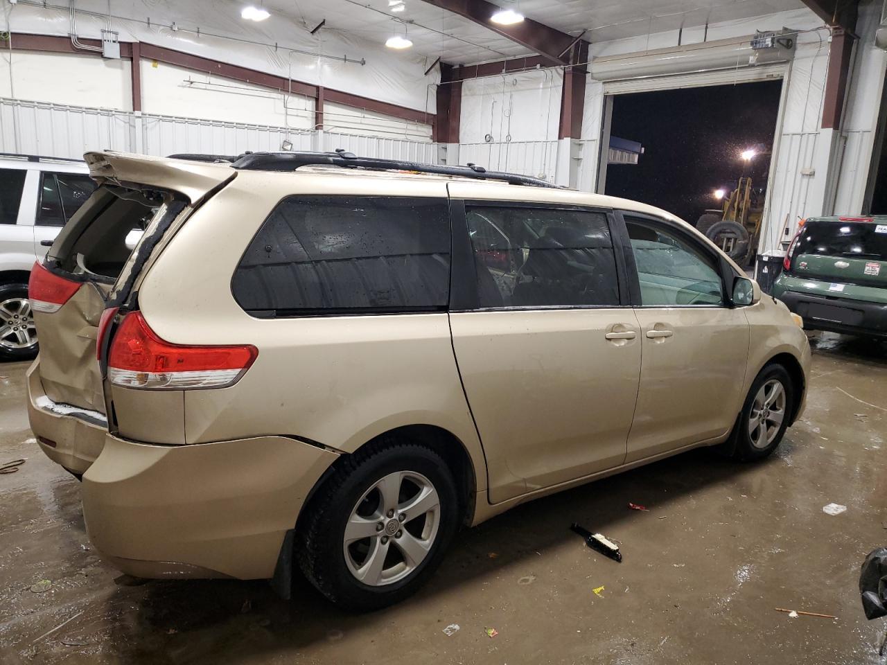 2011 Toyota Sienna - Image 3