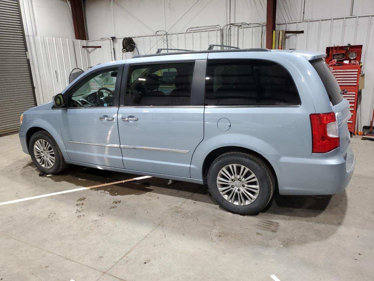 2013 Chrysler Town & Country - Image 2