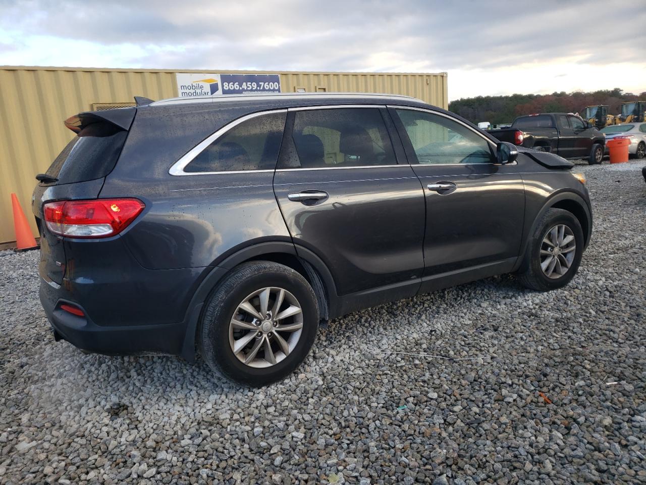 VIN 5XYPG4A36HG285156 2017 KIA SORENTO no.3