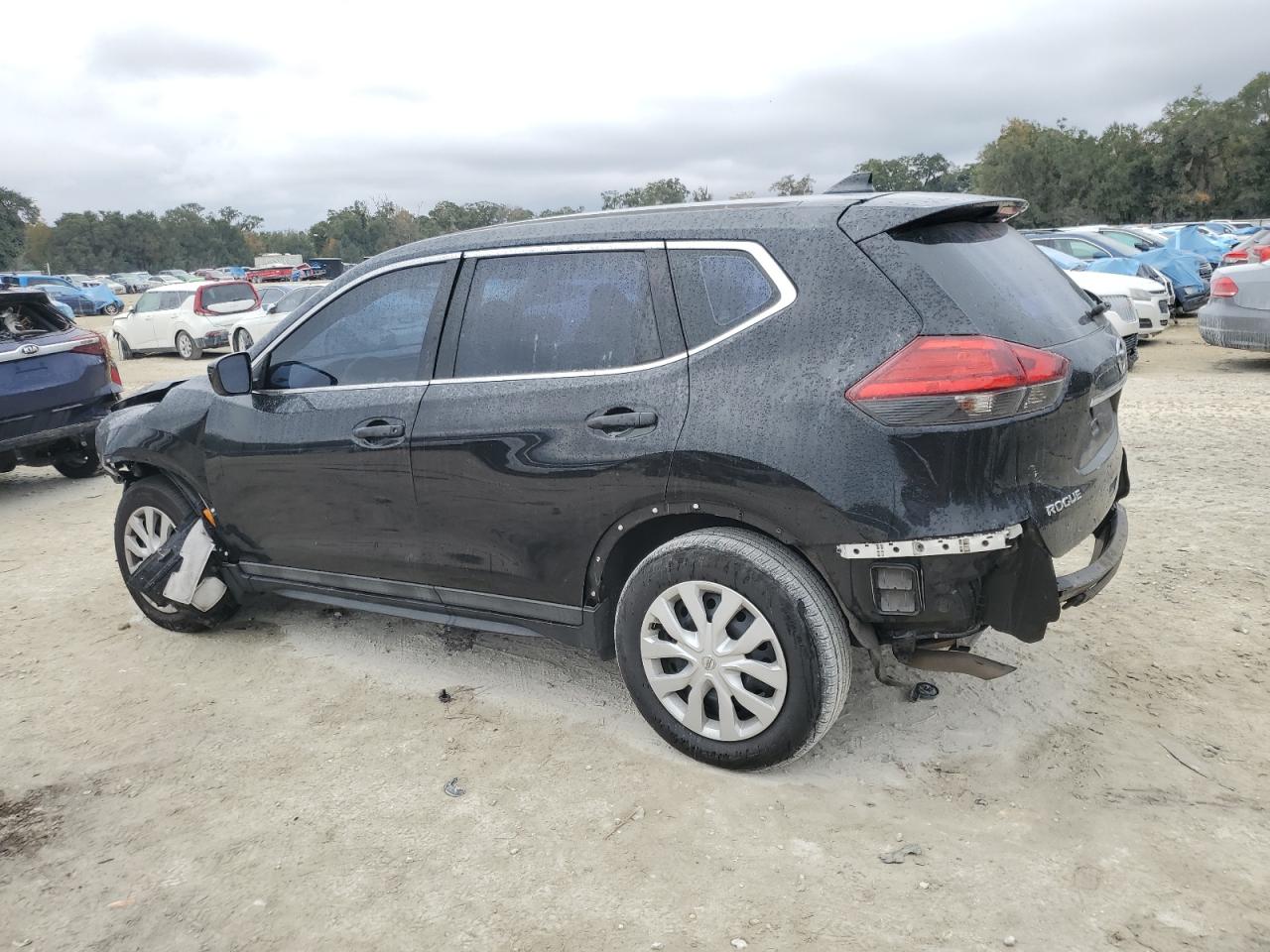 5N1AT2MT1HC792810 2017 NISSAN ROGUE - Image 2