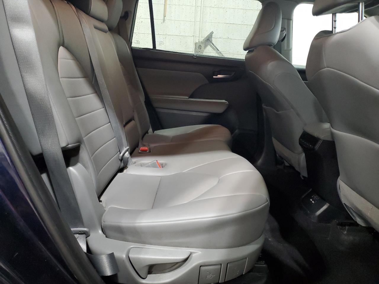 2021 Toyota Highlander - Image 12