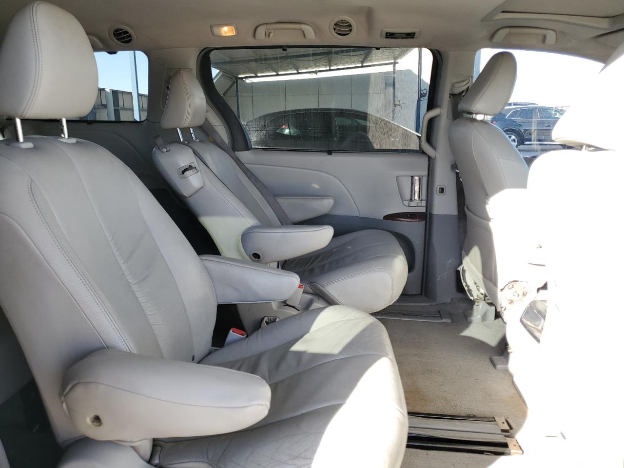 2011 Toyota Sienna - Image 11
