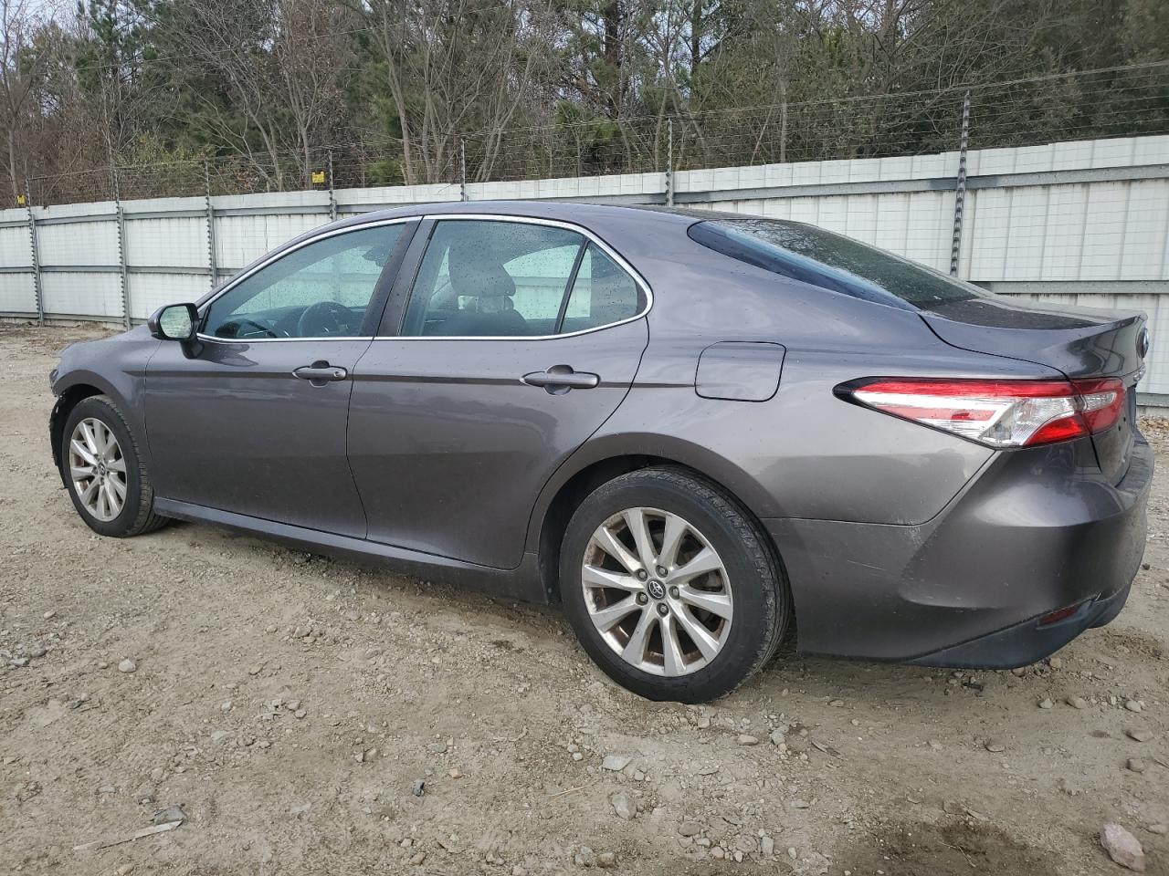 4T1B11HK9JU616853 2018 TOYOTA CAMRY - Image 2