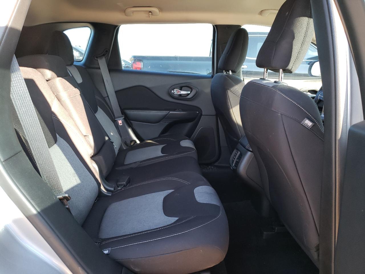 2016 Jeep Grand Cherokee - Image 12