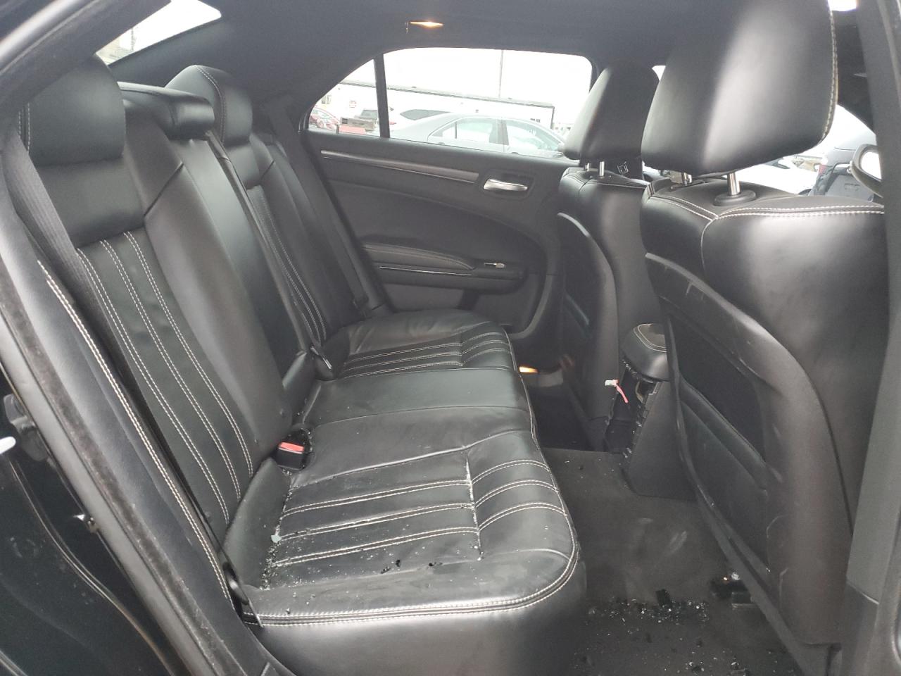 2016 Chrysler 300 - Image 10