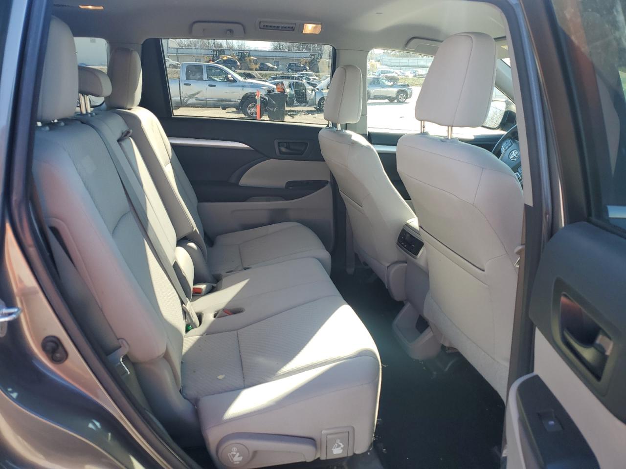 2017 Toyota Highlander - Image 11