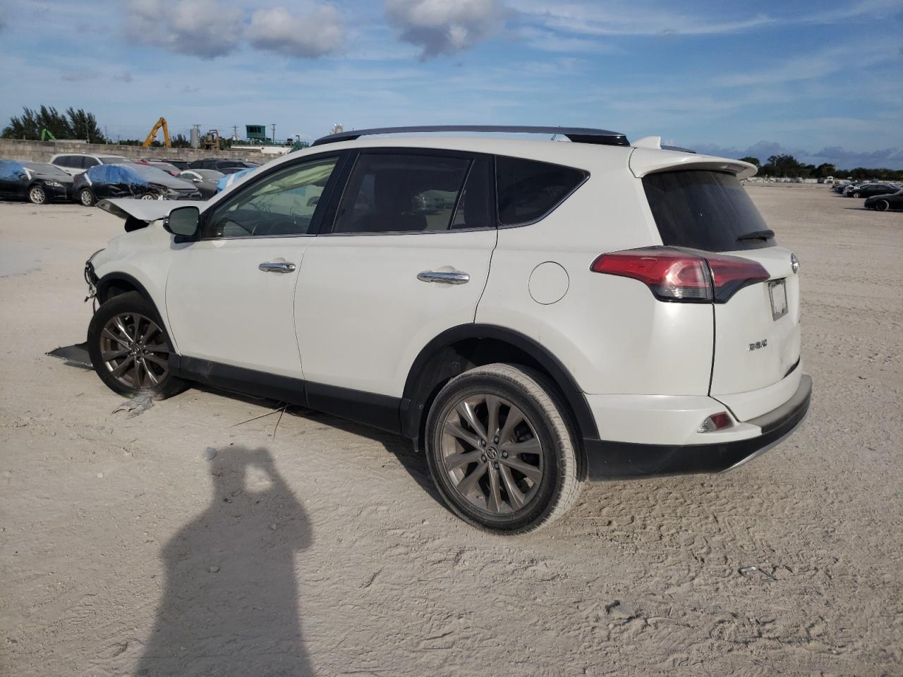 VIN JTMYFREV8JJ208438 2018 TOYOTA RAV4 no.2