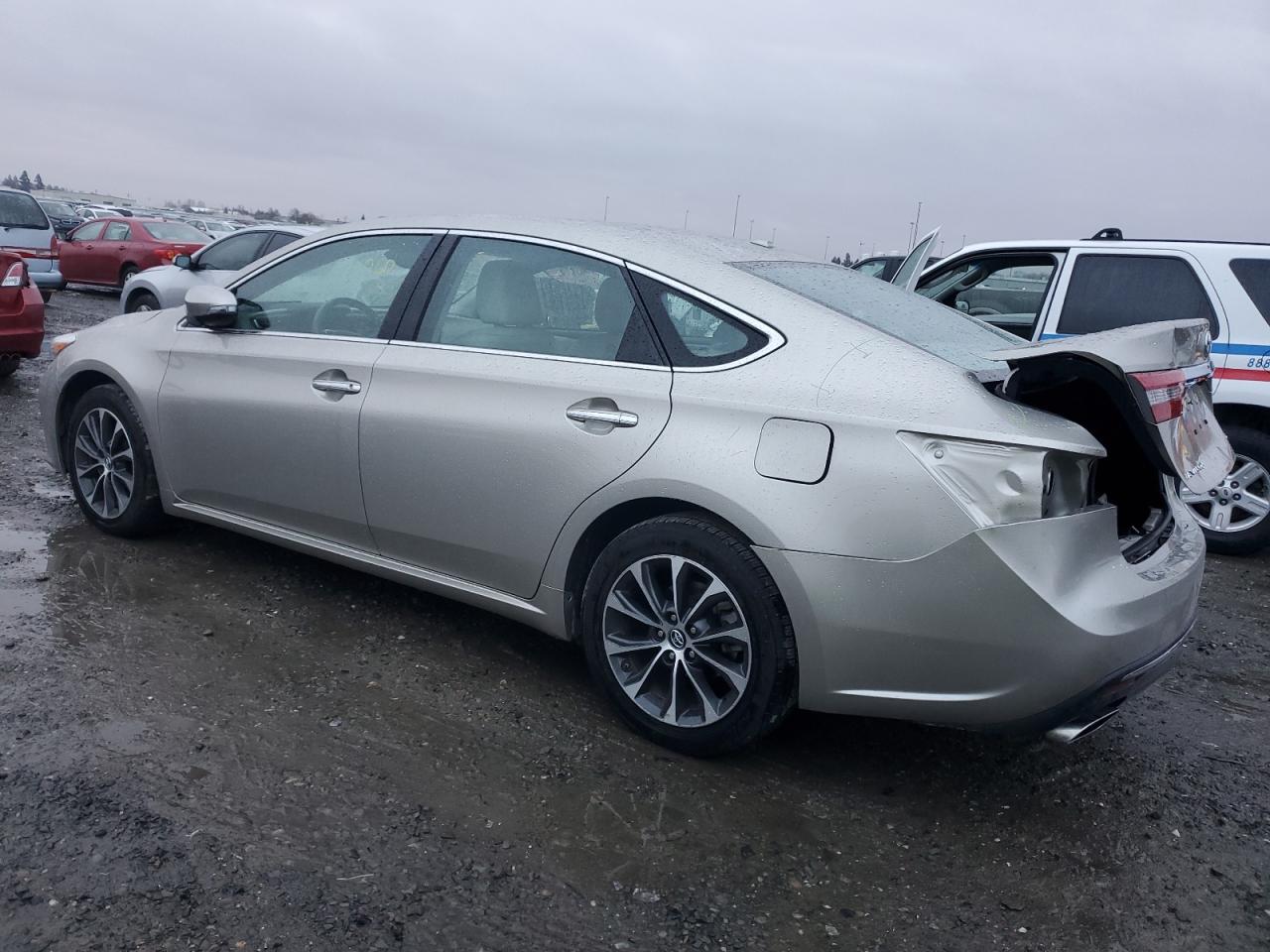 2017 Toyota Avalon - Image 2