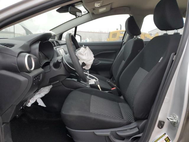  NISSAN VERSA 2024 Srebrny