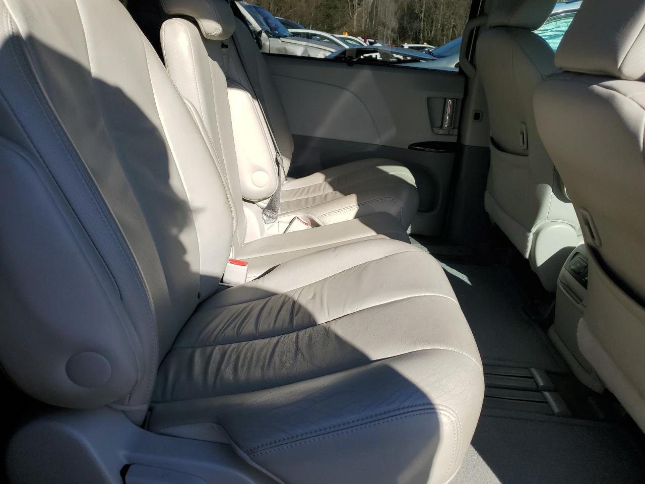 2014 Toyota Sienna - Image 11