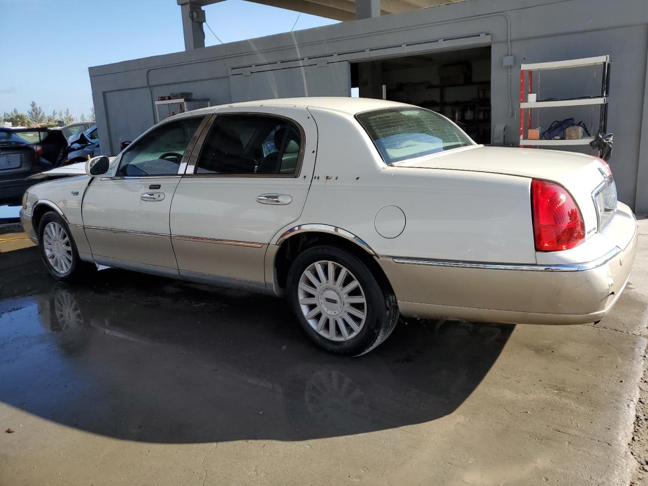 2005 Lincoln Town Car - Image 2