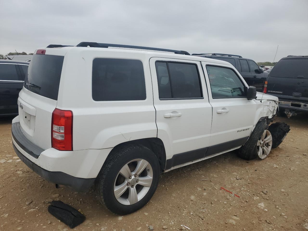 VIN 1C4NJPBB5ED672792 2014 JEEP PATRIOT no.3