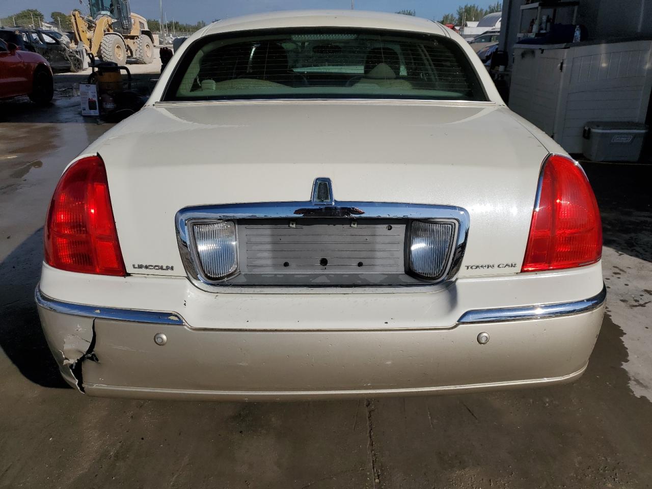2005 Lincoln Town Car - Image 6