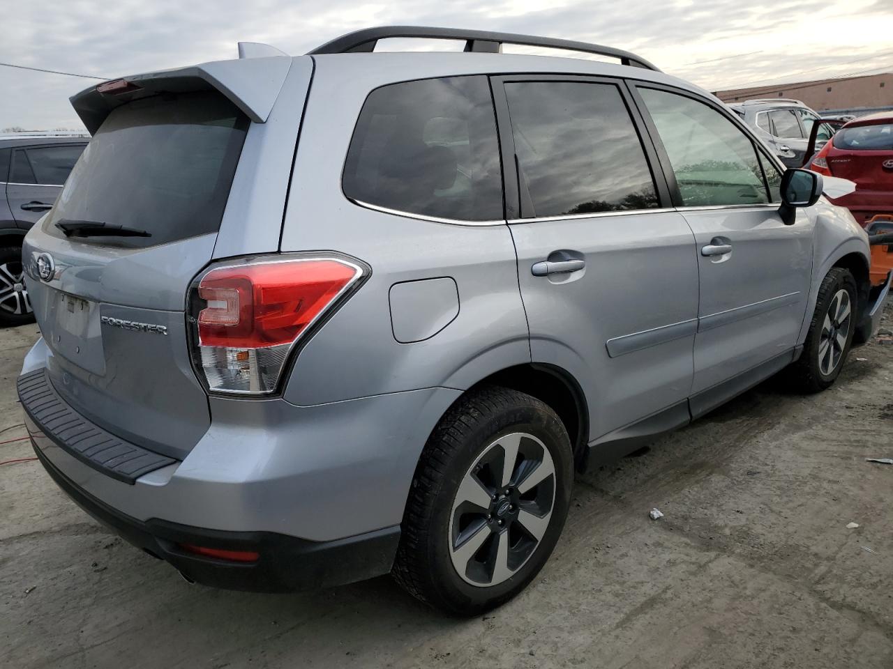 VIN JF2SJAJC1JH610594 2018 SUBARU FORESTER no.3