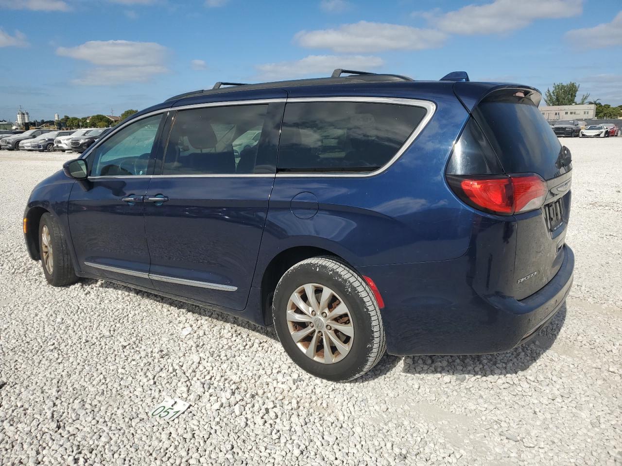 2C4RC1BG4HR520251 2017 CHRYSLER PACIFICA - Image 2