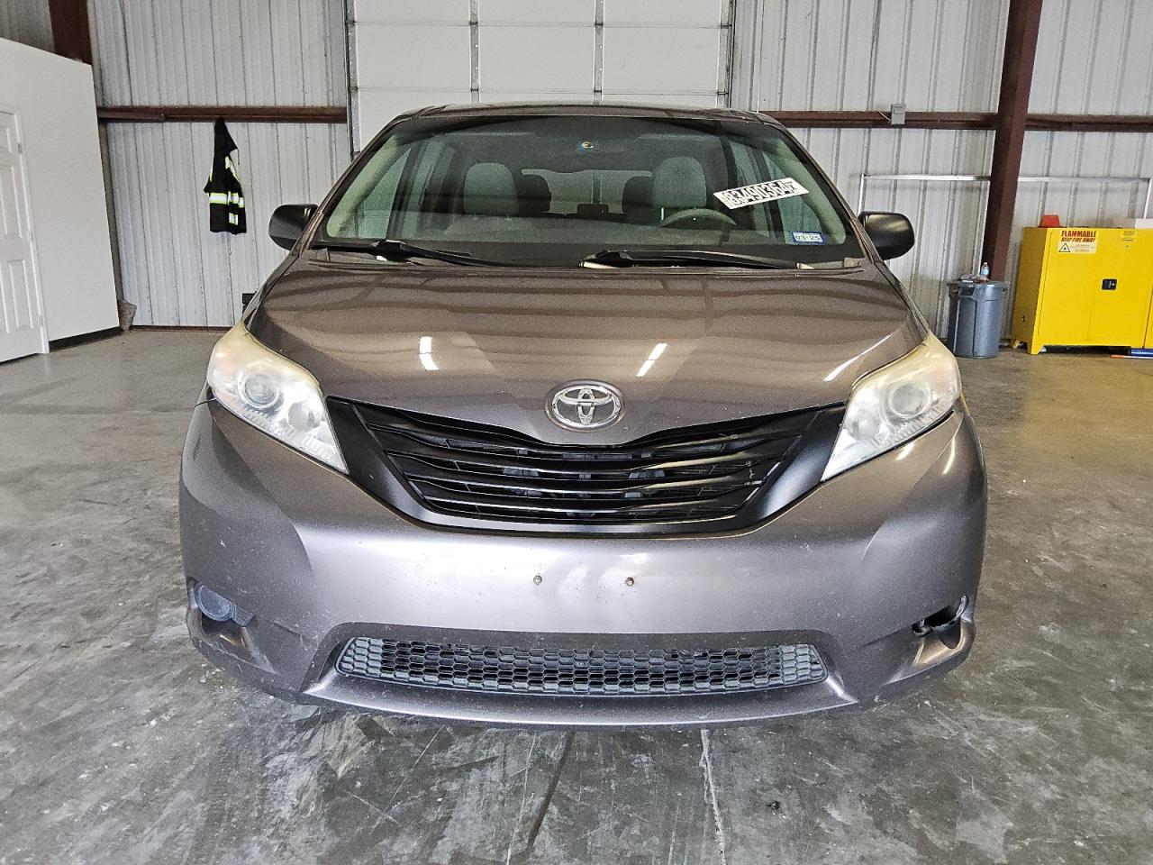 2011 Toyota Sienna იყიდება Wilmer-ში, TX - Side