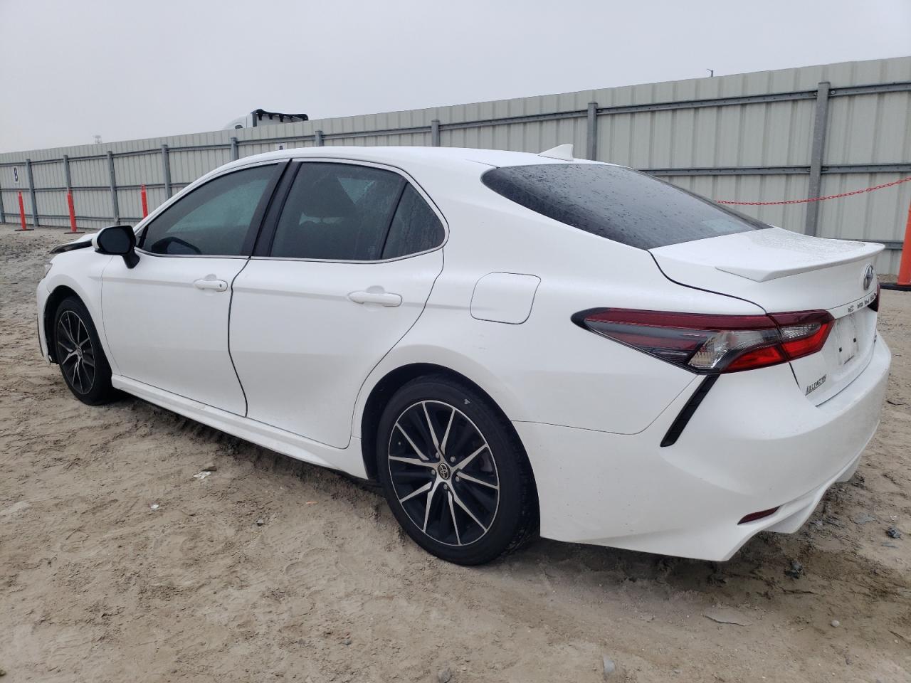 4T1G11AK2MU573543 2021 TOYOTA CAMRY - Image 2