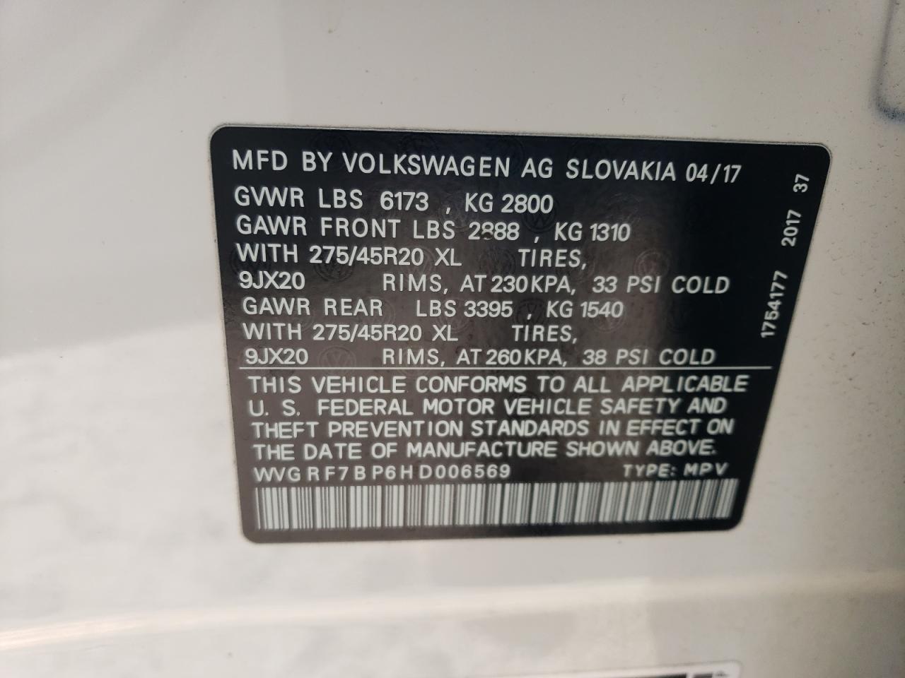 2017 Volkswagen Touareg - Image 13