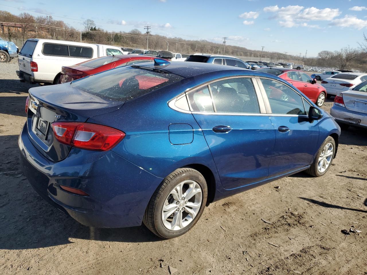 2019 Chevrolet Cruze - Image 3