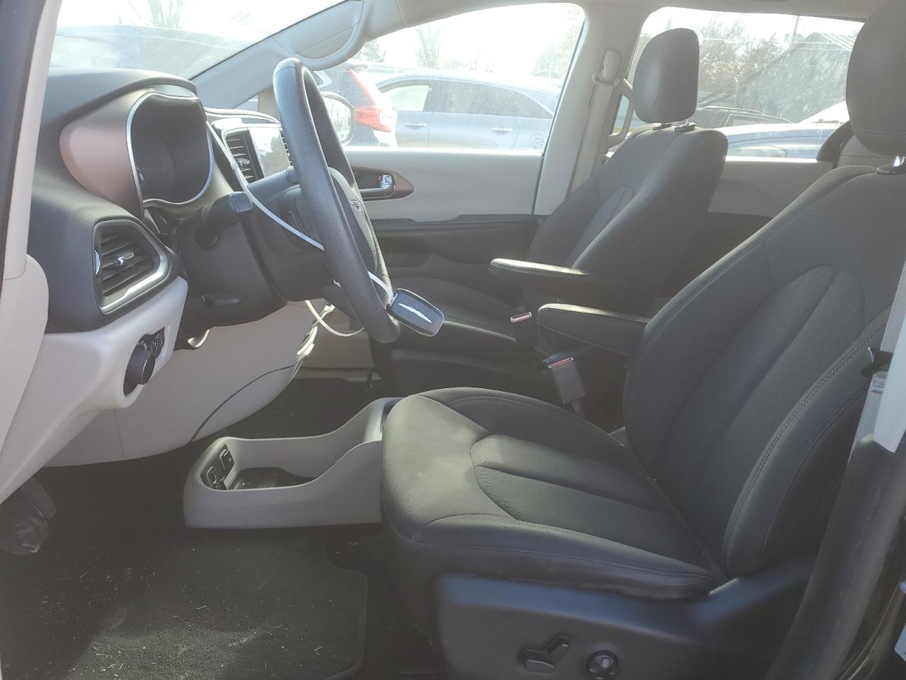 2017 Chrysler Pacifica - Image 7