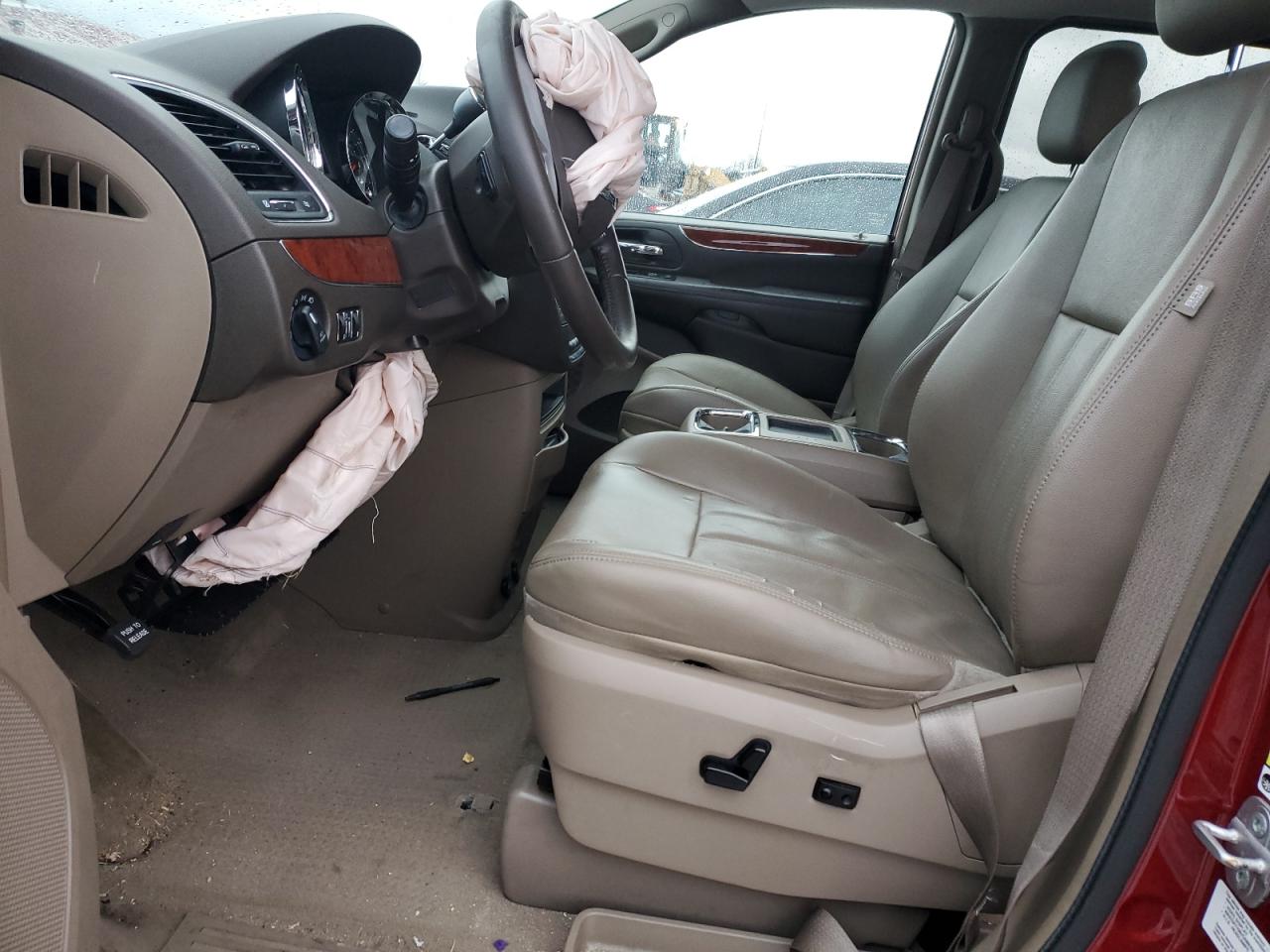 2014 Chrysler Town & Country - Image 7