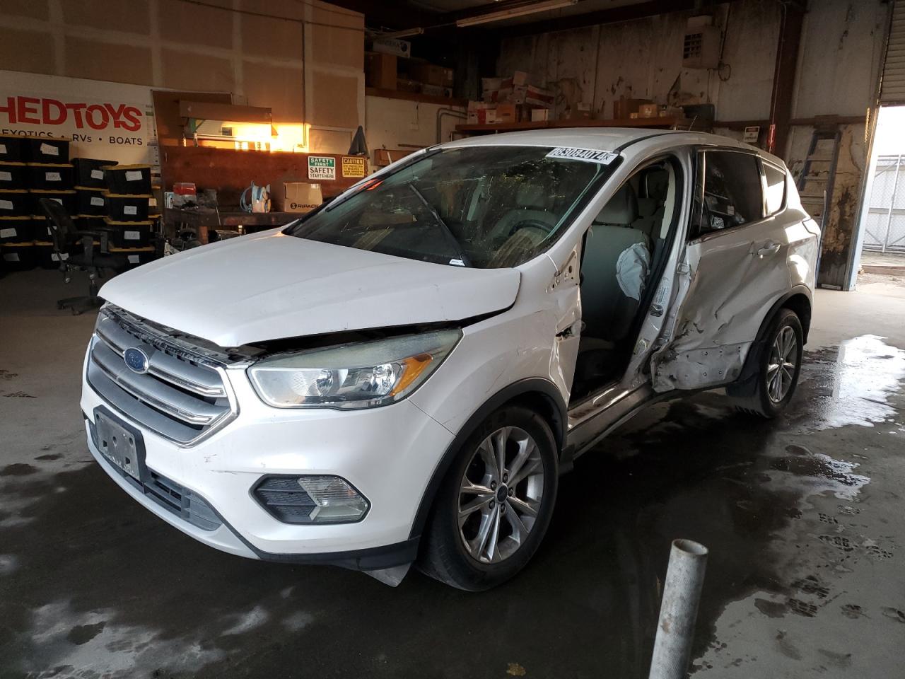 VIN 1FMCU0GD6HUE97436 2017 FORD ESCAPE no.1