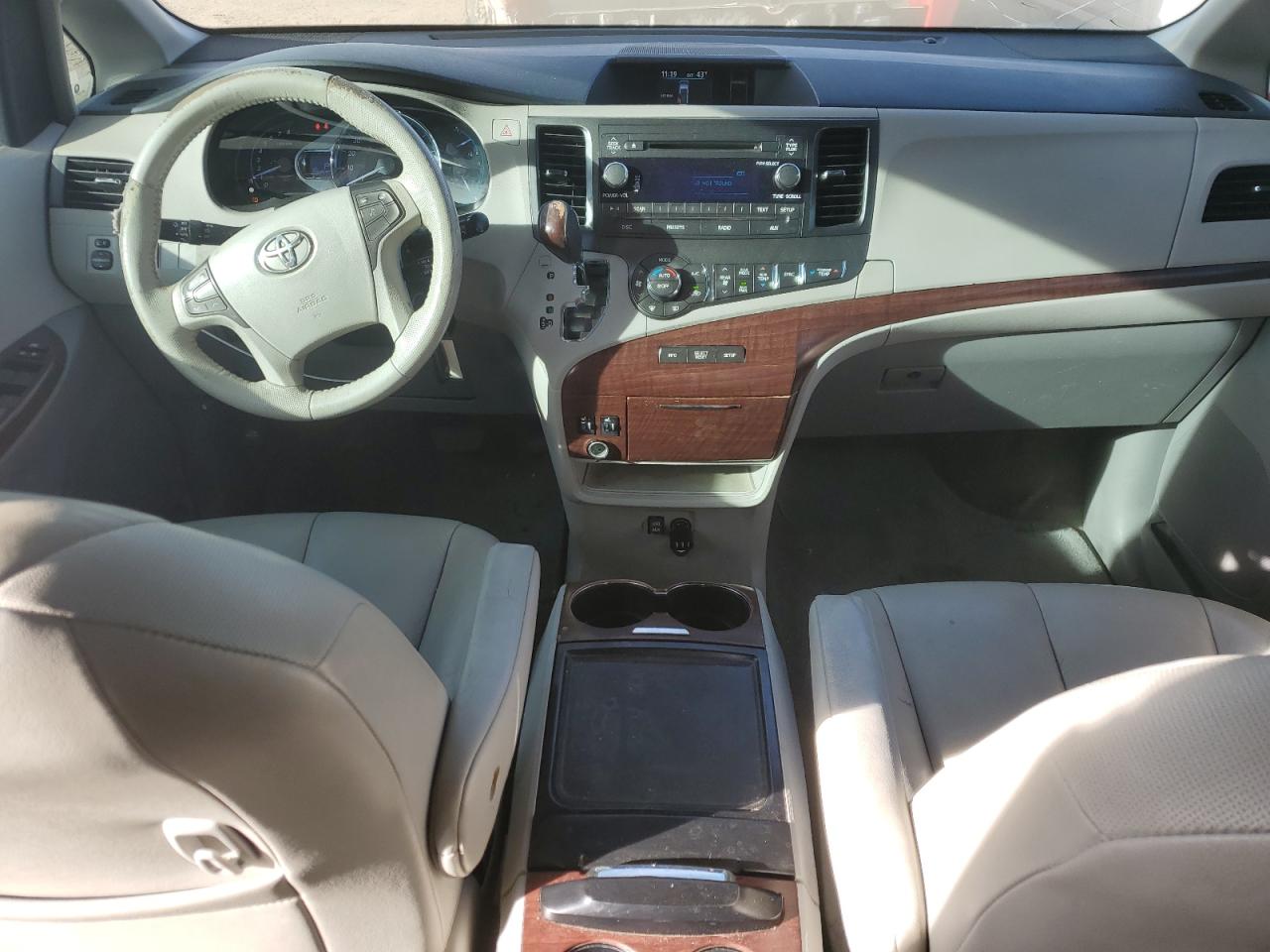 2012 Toyota Sienna - Image 8