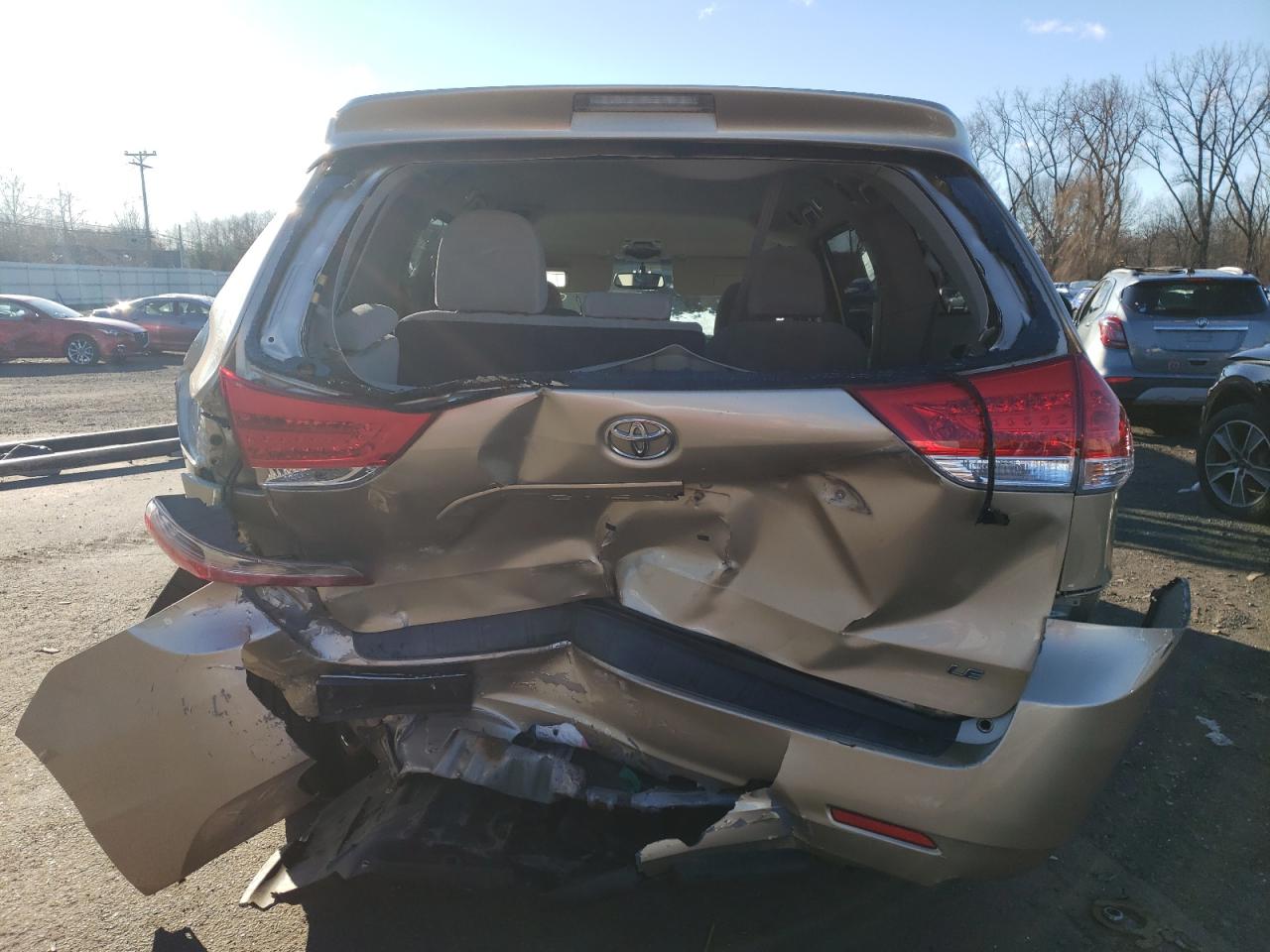 2011 Toyota Sienna - Image 6