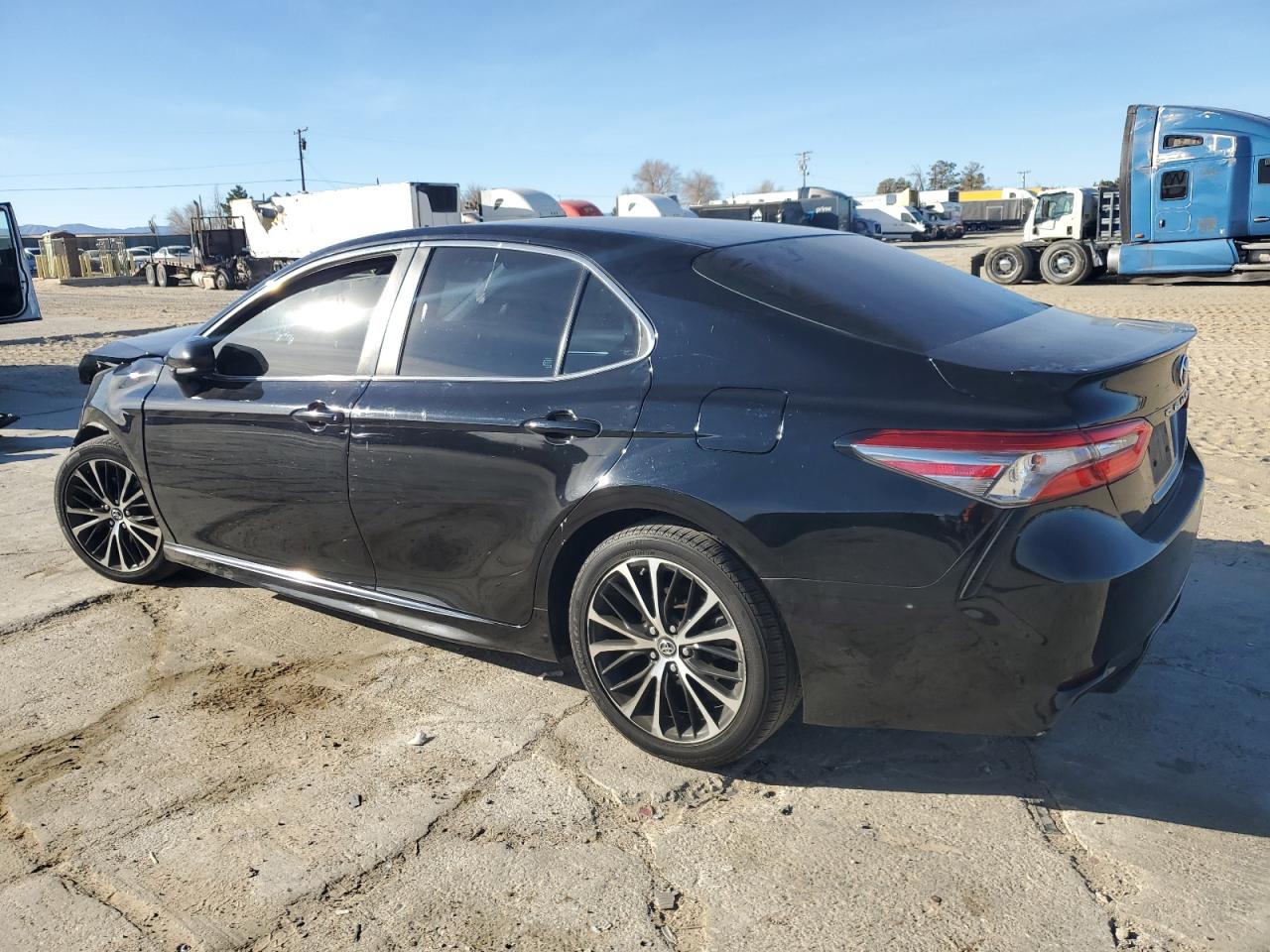 VIN 4T1B11HK2JU570721 2018 TOYOTA CAMRY no.2