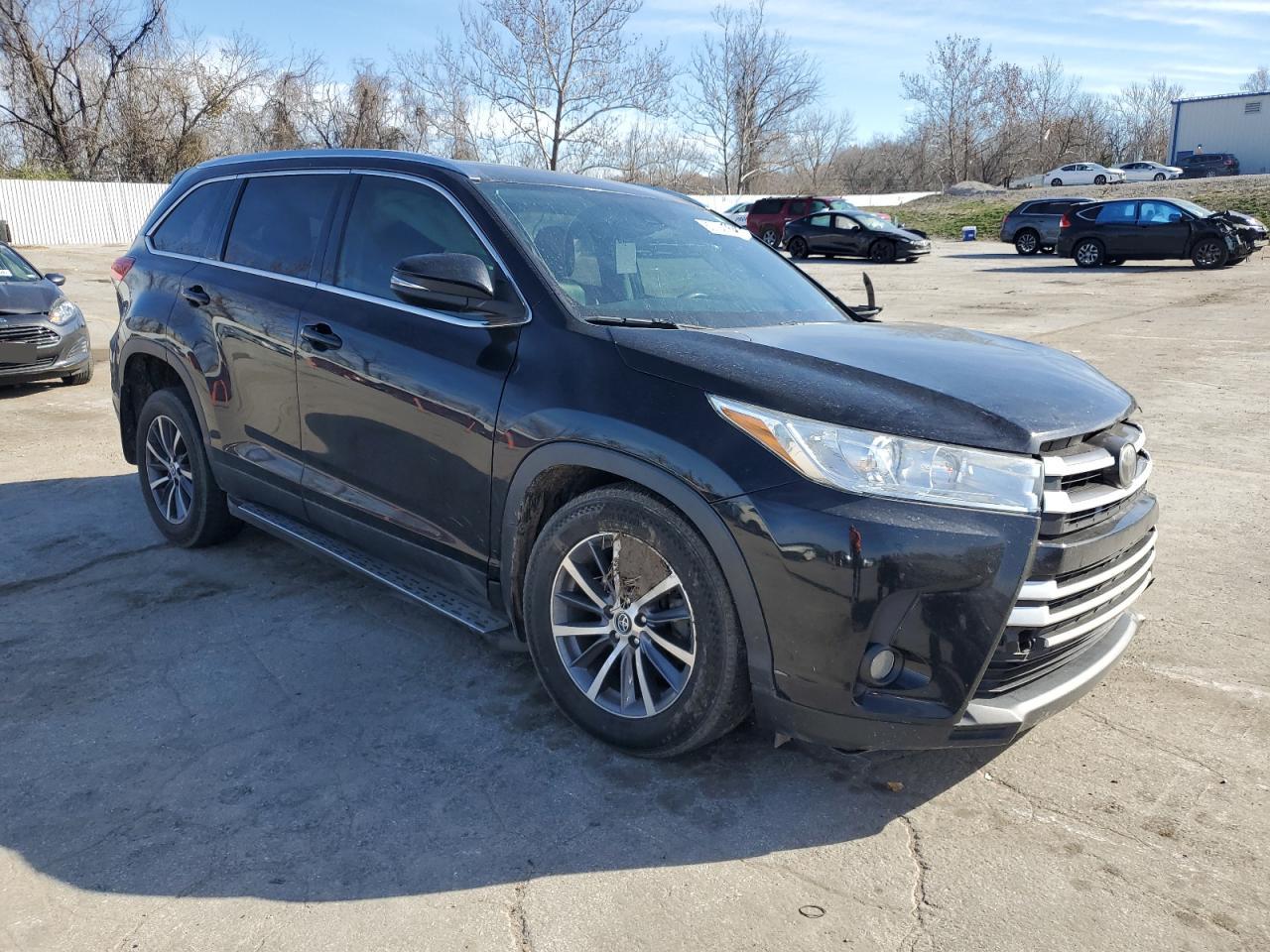 VIN 5TDJZRFH7KS572405 2019 TOYOTA HIGHLANDER no.4