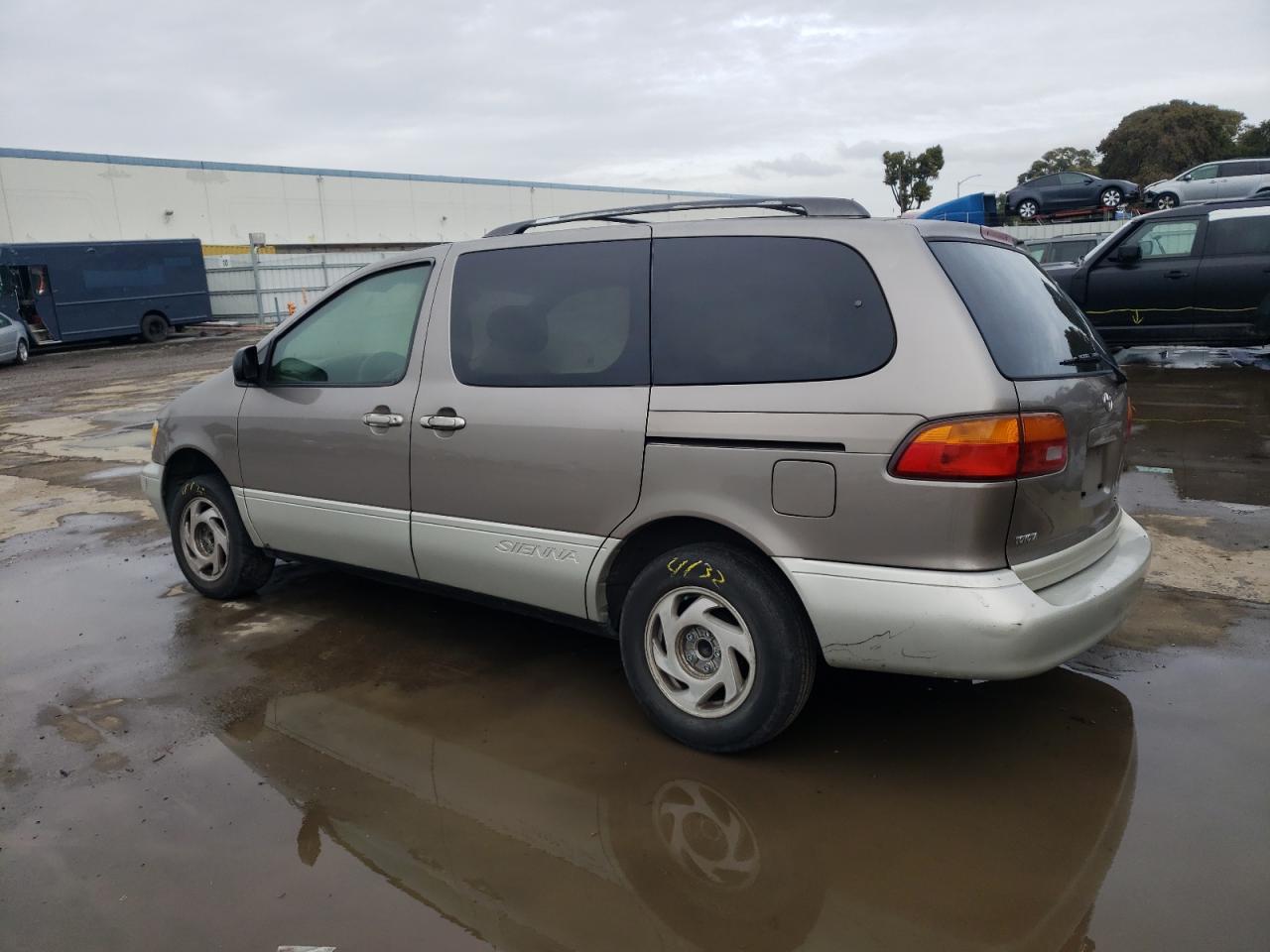 1998 Toyota Sienna - Image 2