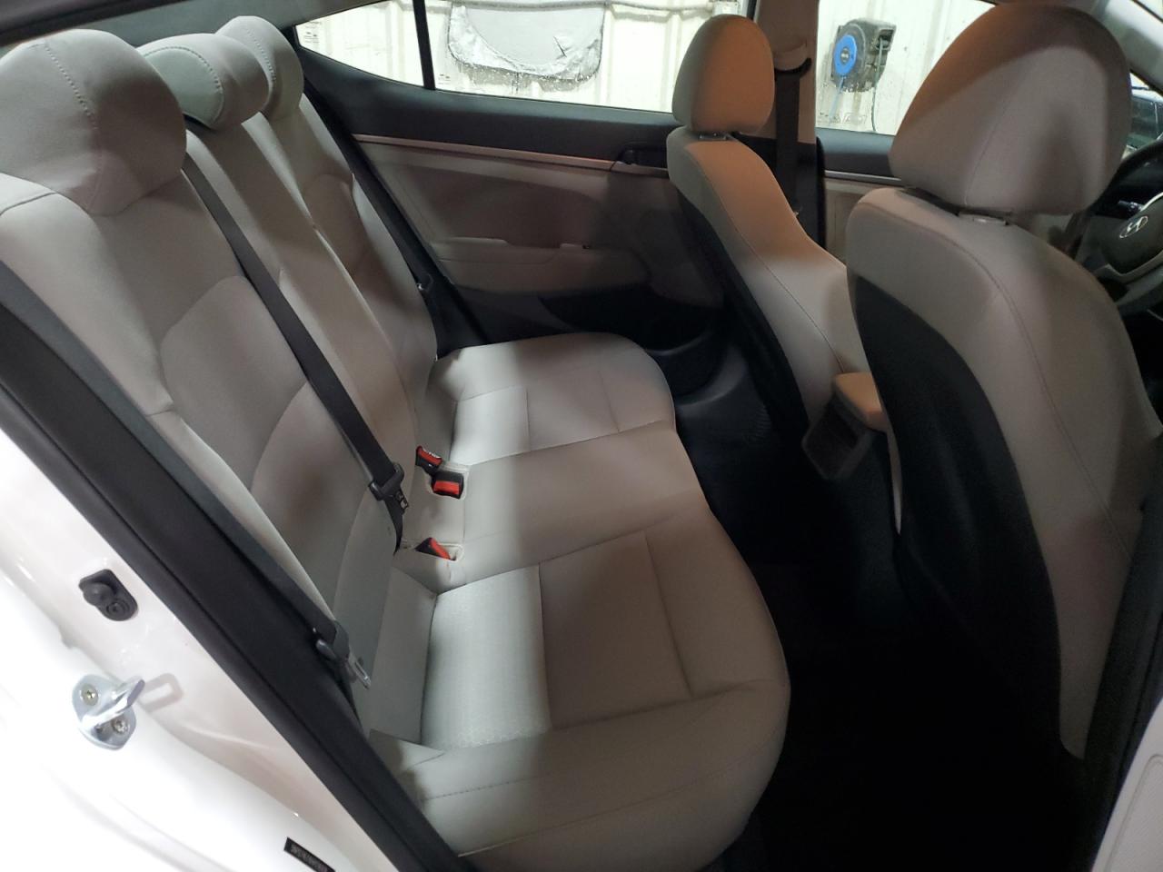 2017 Hyundai Elantra - Image 10